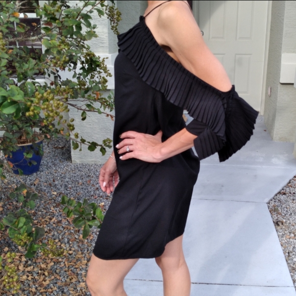 Boohoo Pleated Trim Black Cold Shoulder Mini Dress. Size 4 - Picture 5 of 12